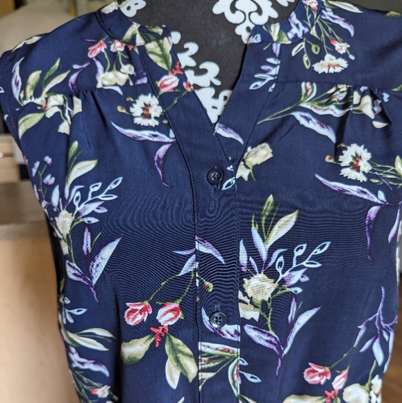 Floral Catharine Malandrino Dress with Cinch Waist and Button Detail - Picture 4 of 9